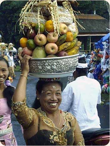 bali-fruit-woman